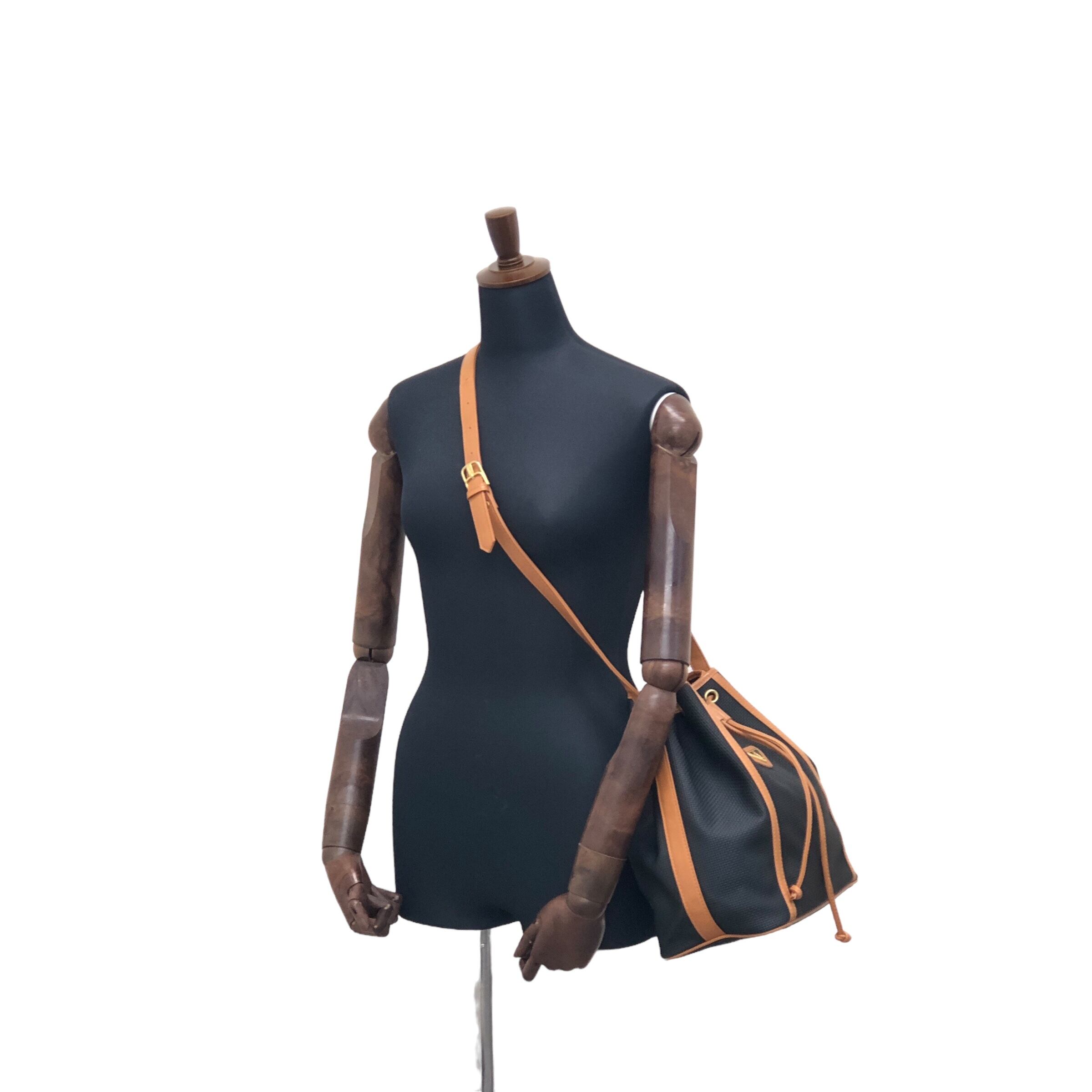 イヴサンローラン YSL ヴィンテージ ショルダーバッグ 三角ロゴプレート 希少 イヴサンローラン YSL ヴィンテージ ショルダーバッグ 三角ロゴ