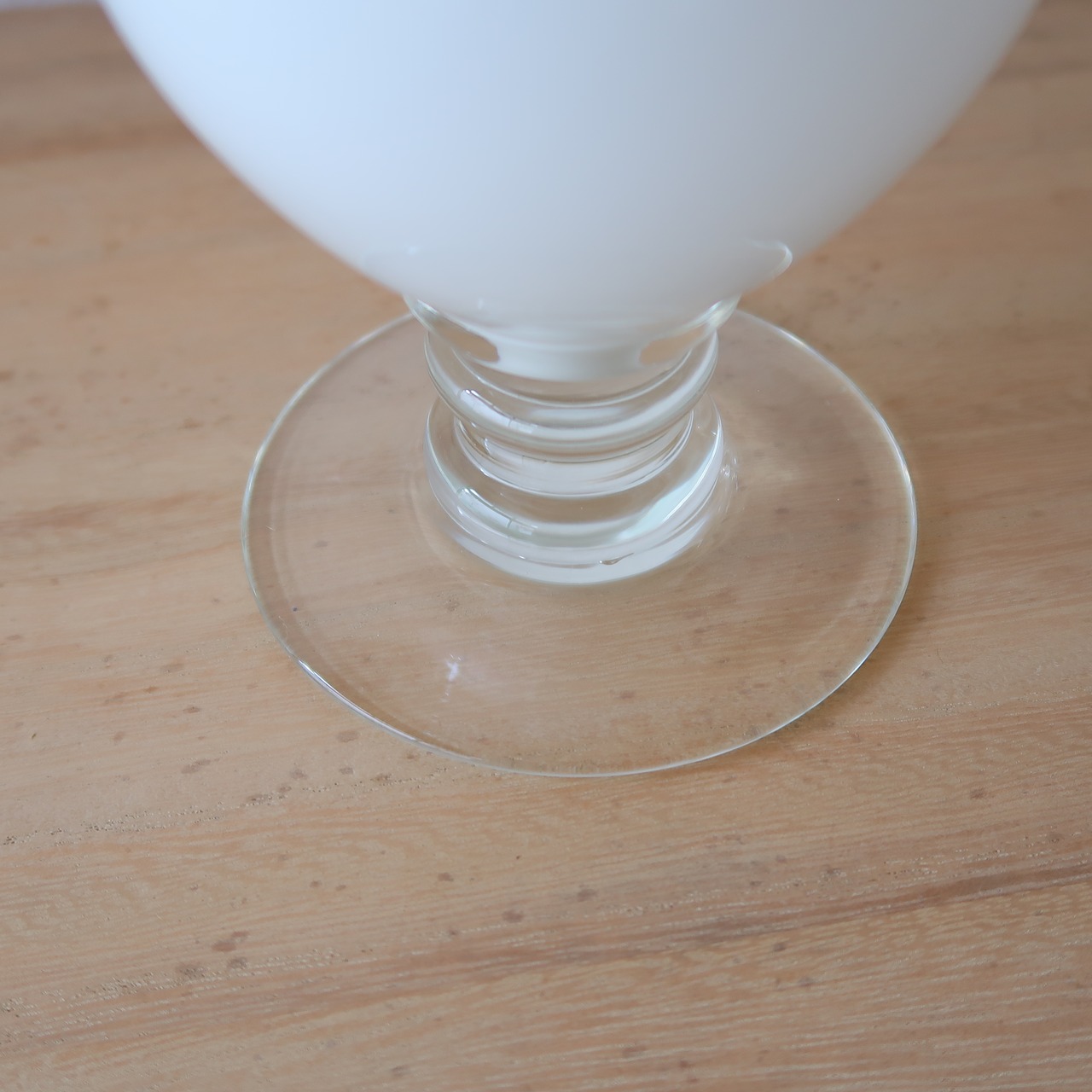 透明な脚の白い花瓶