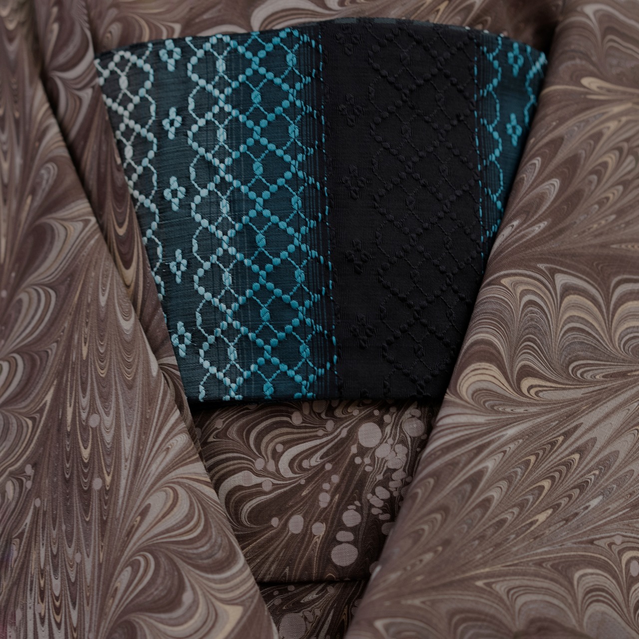 「甘い誘惑とブラウンダイヤモンドの輝き」〜ピーコック崩し柄×ドット〜セオアルファ〜浴衣・夏着物・単衣