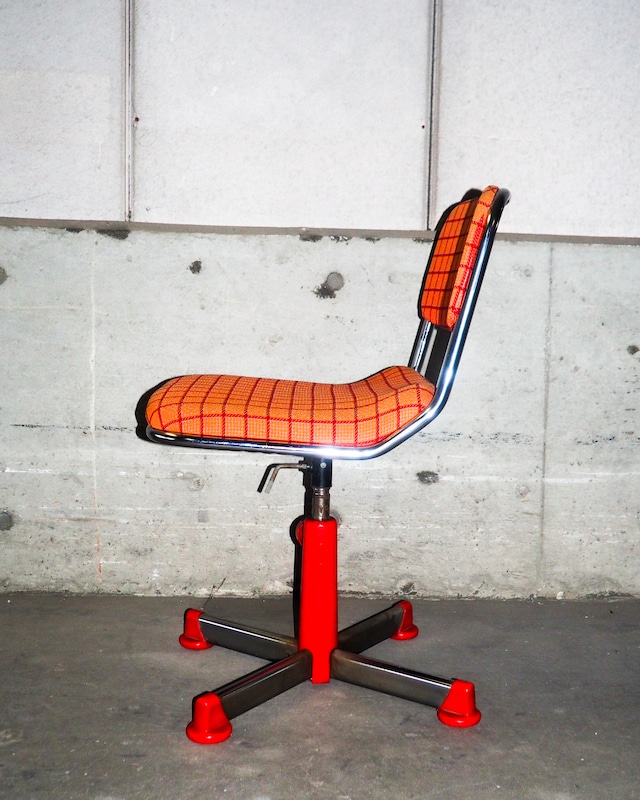 Height-adjustable check chair