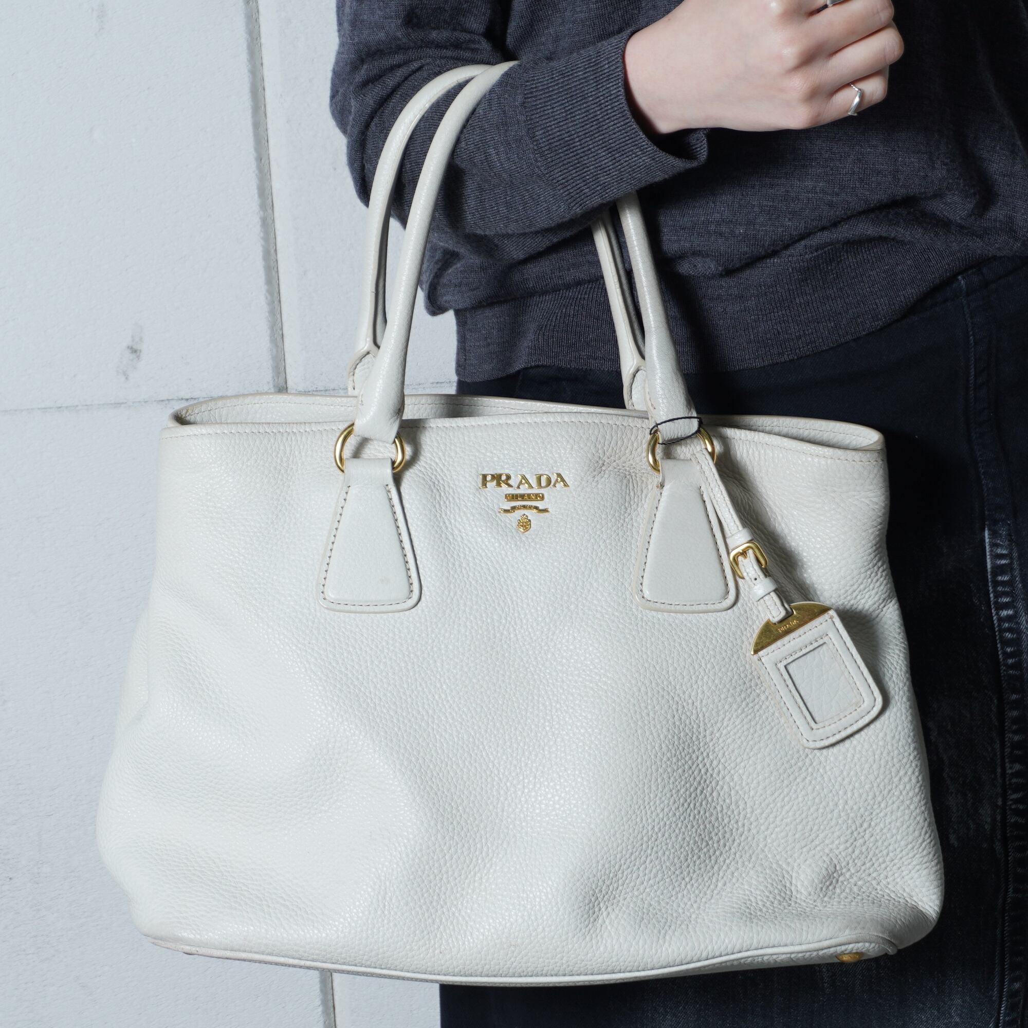 PRADA】プラダ ロゴ入ヴィッテロダイノシボ加工レザートートバッグ