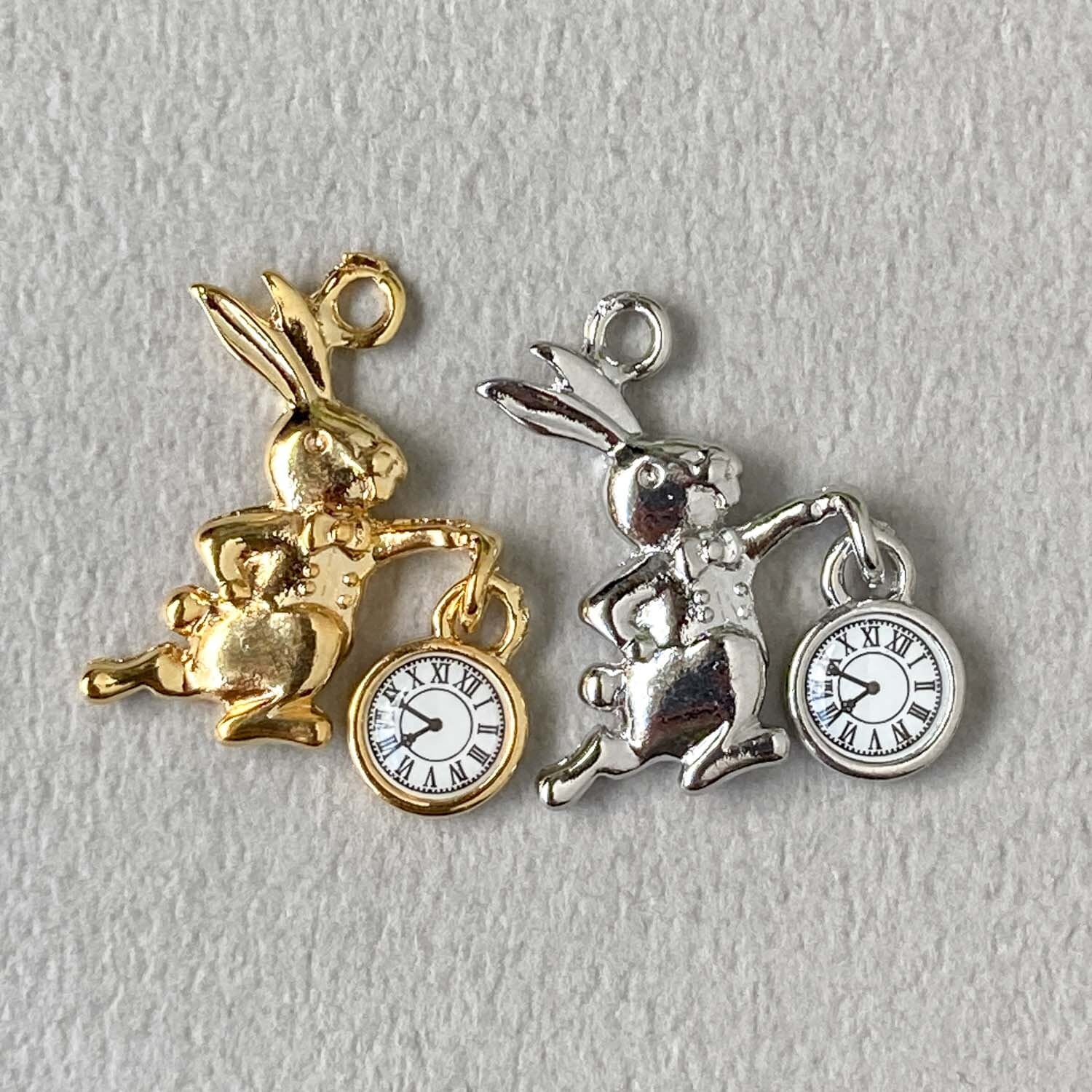 時計を持ったうさぎのチャーム（20mm） | Dua-アクセサリーパーツショップ