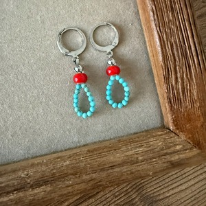 【ｻｰｼﾞｶﾙｽﾃﾝﾚｽ：ｼﾙﾊﾞｰ】ホワイトハーツビーズレッド×ターコイズ ピアス