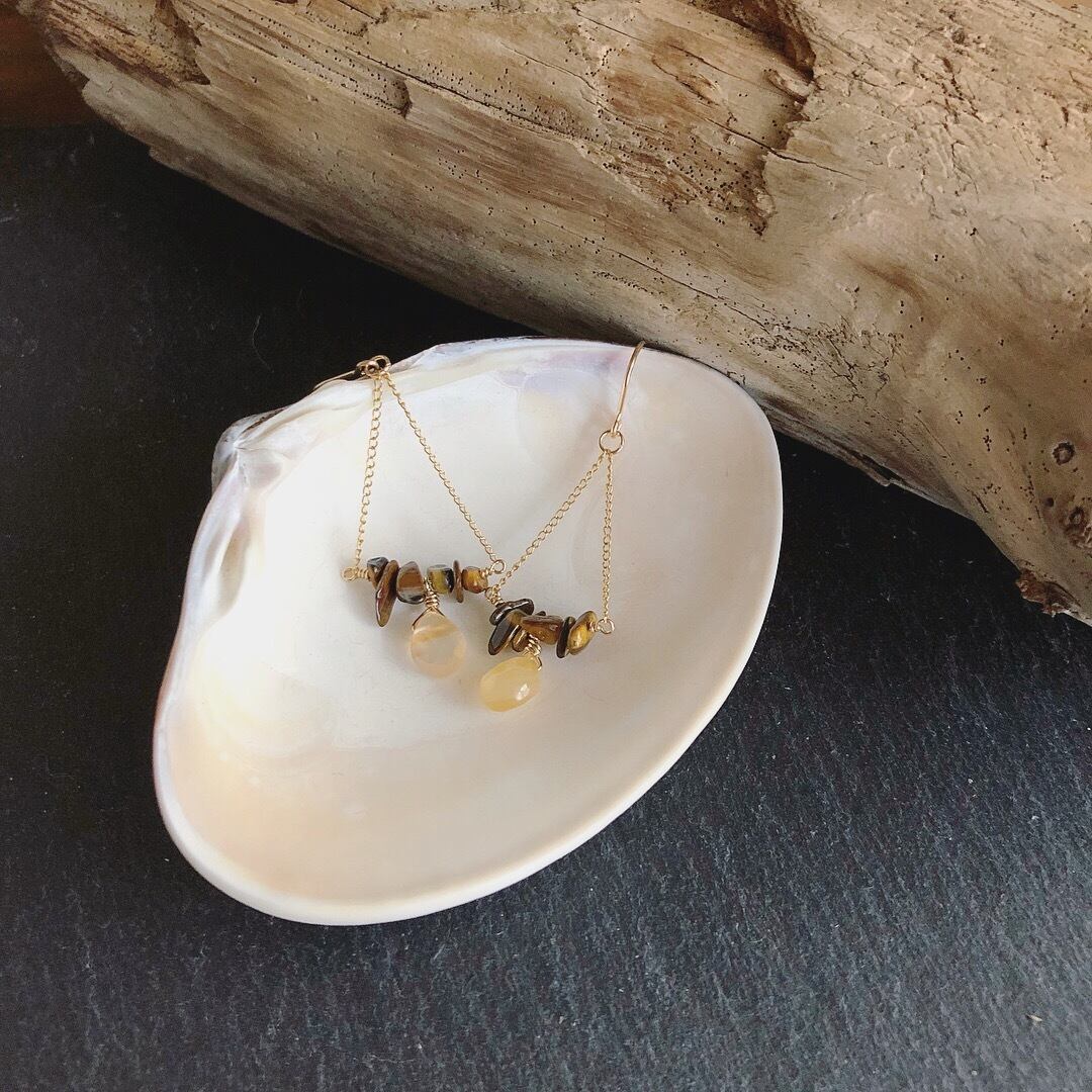 タイガーアイ×カーネリアンのトライアングルチェーンピアス