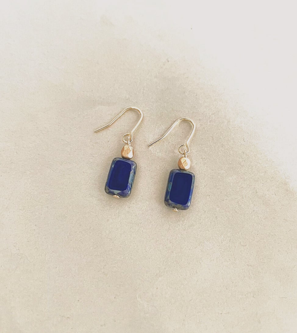 ロイヤルブルートラバーチンのピアス