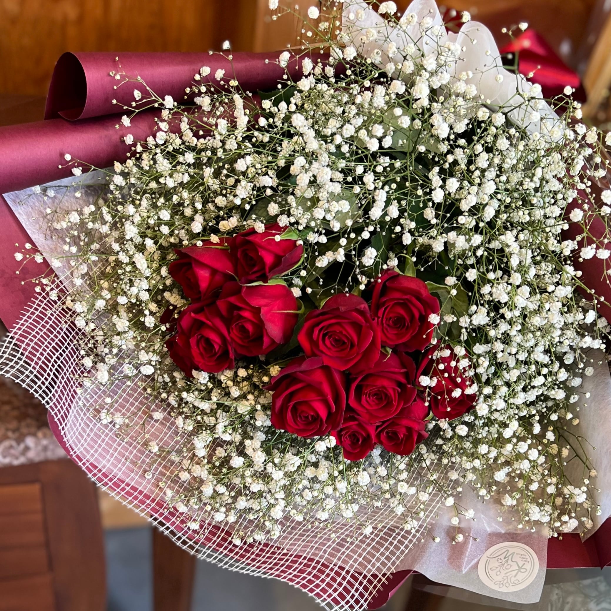 店舗受取り】赤バラとかすみ草多めの花束 | くろさわ図鑑 | 花畑にある