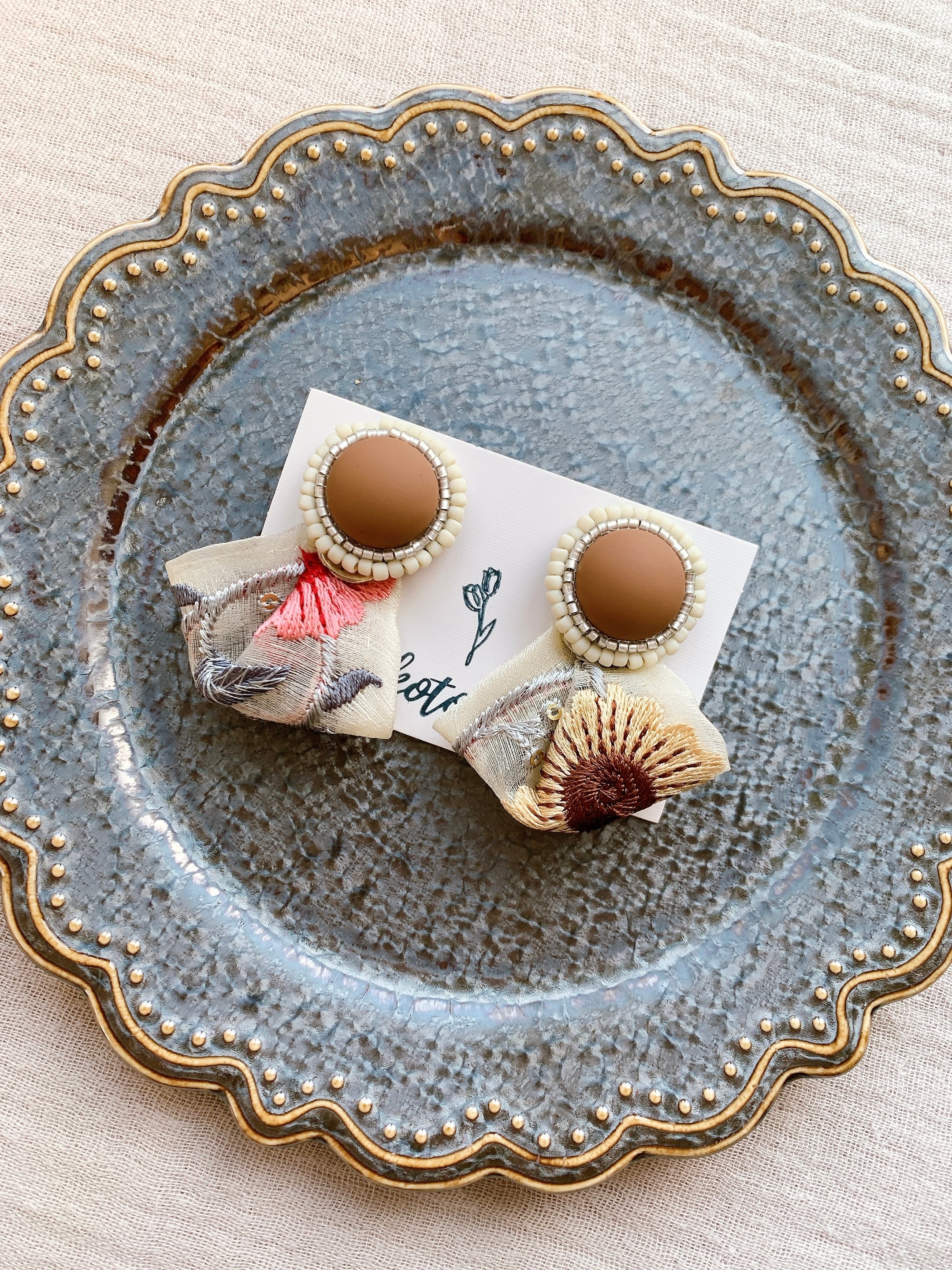 ビーズ刺繍カボション 刺繍リボンピアス | kotomo