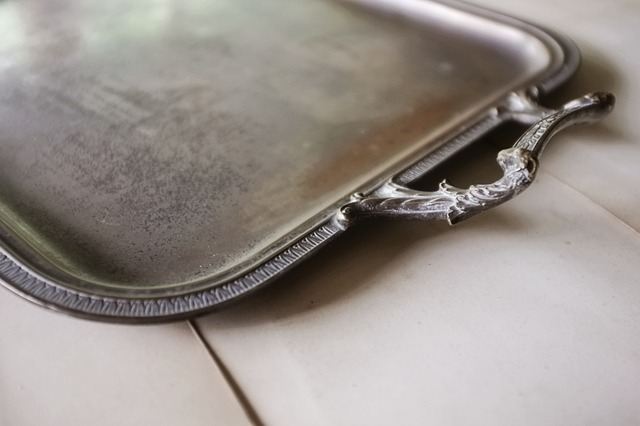 フランス 19世紀 55c 四人の沈黙の山羊と中世的銀製とても大きなトレイ アンティーク