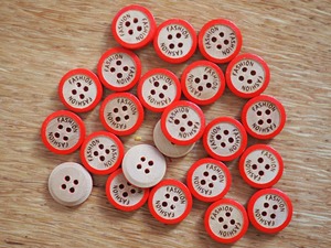 レッド　ウッドボタン　8個