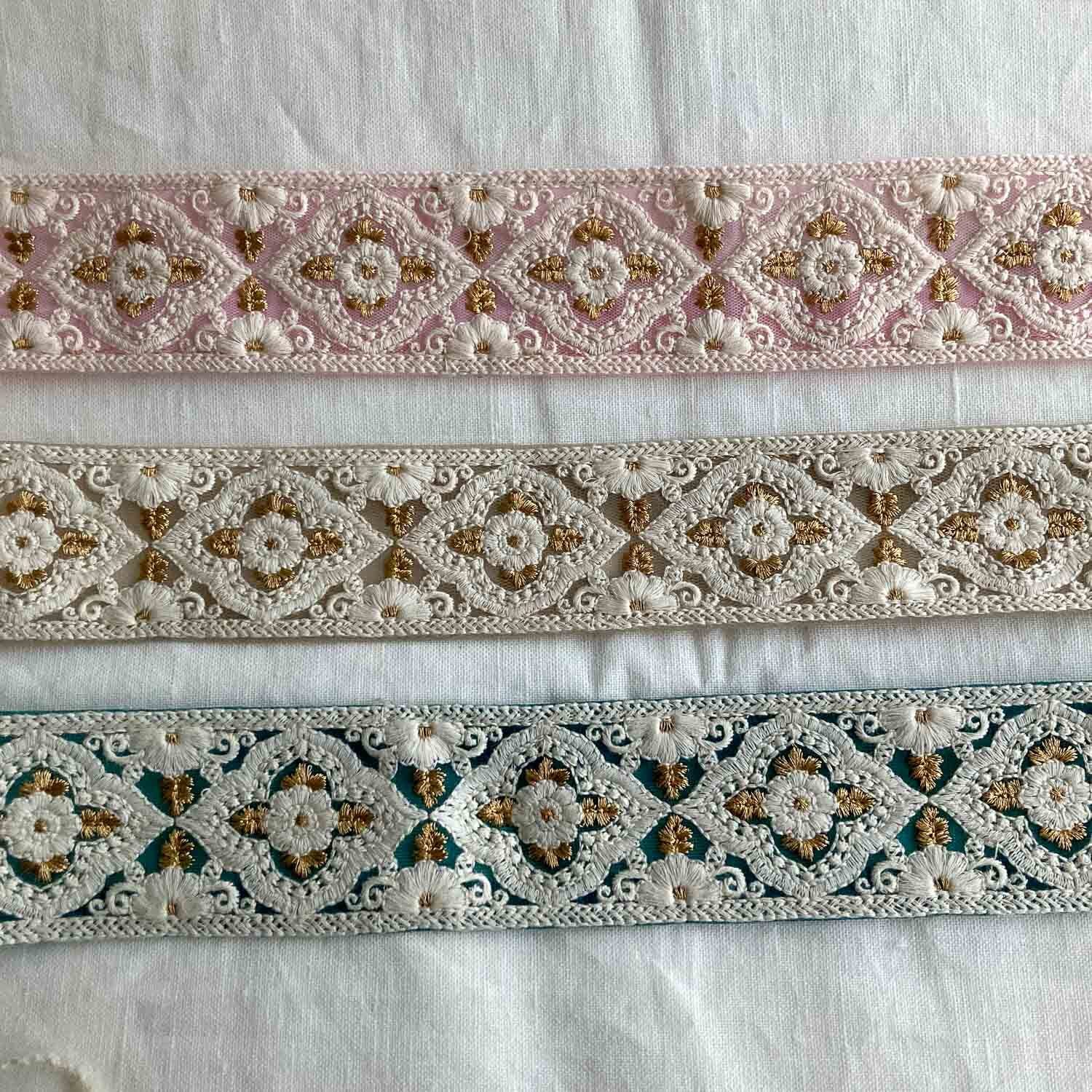 再入荷〉白いお花とダイヤ模様のインド刺繍リボン（1mカット） | Dua