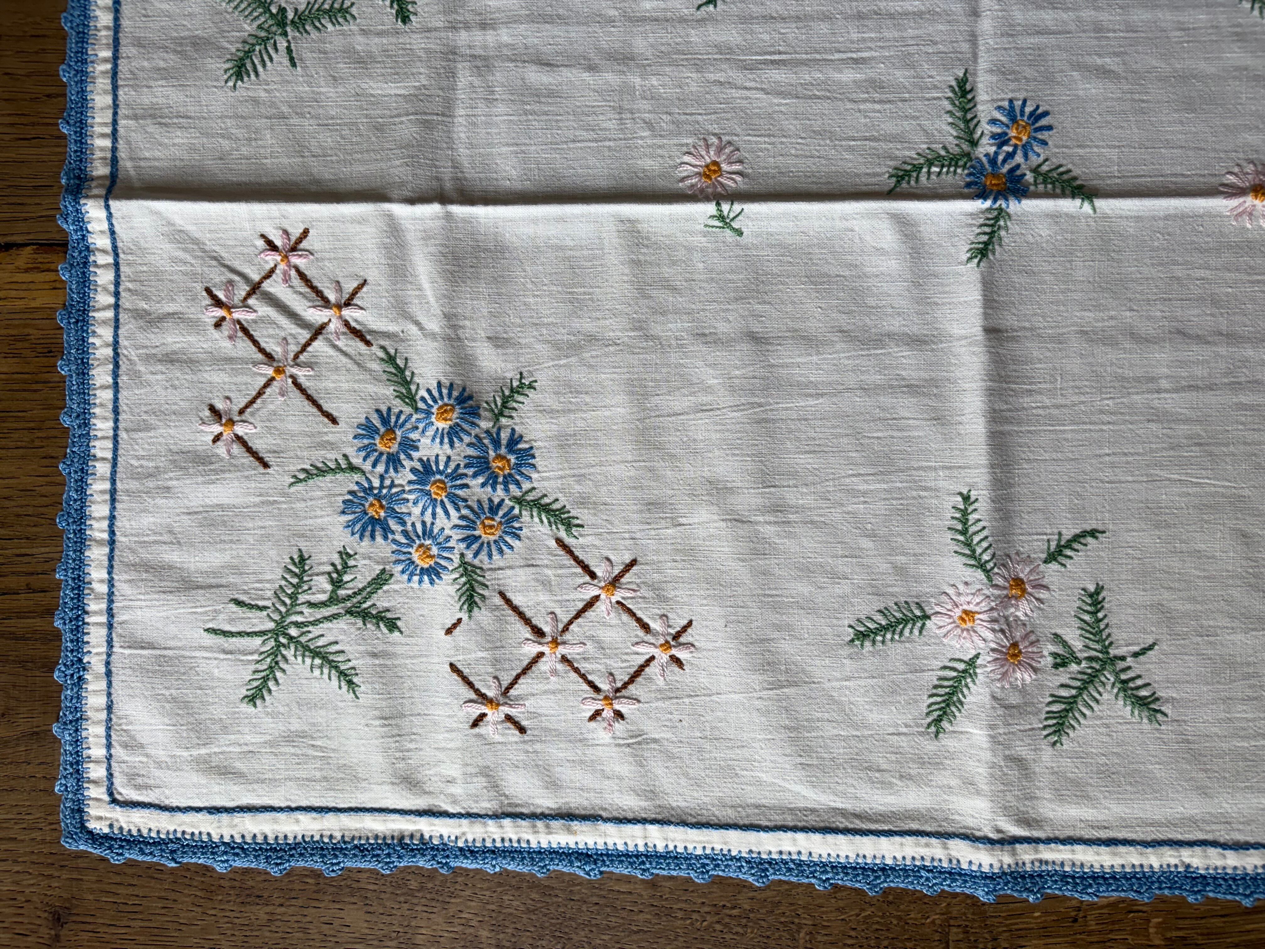 送料無料】フランスアンティーク テーブルクロス（64×62cm） 花柄刺繍