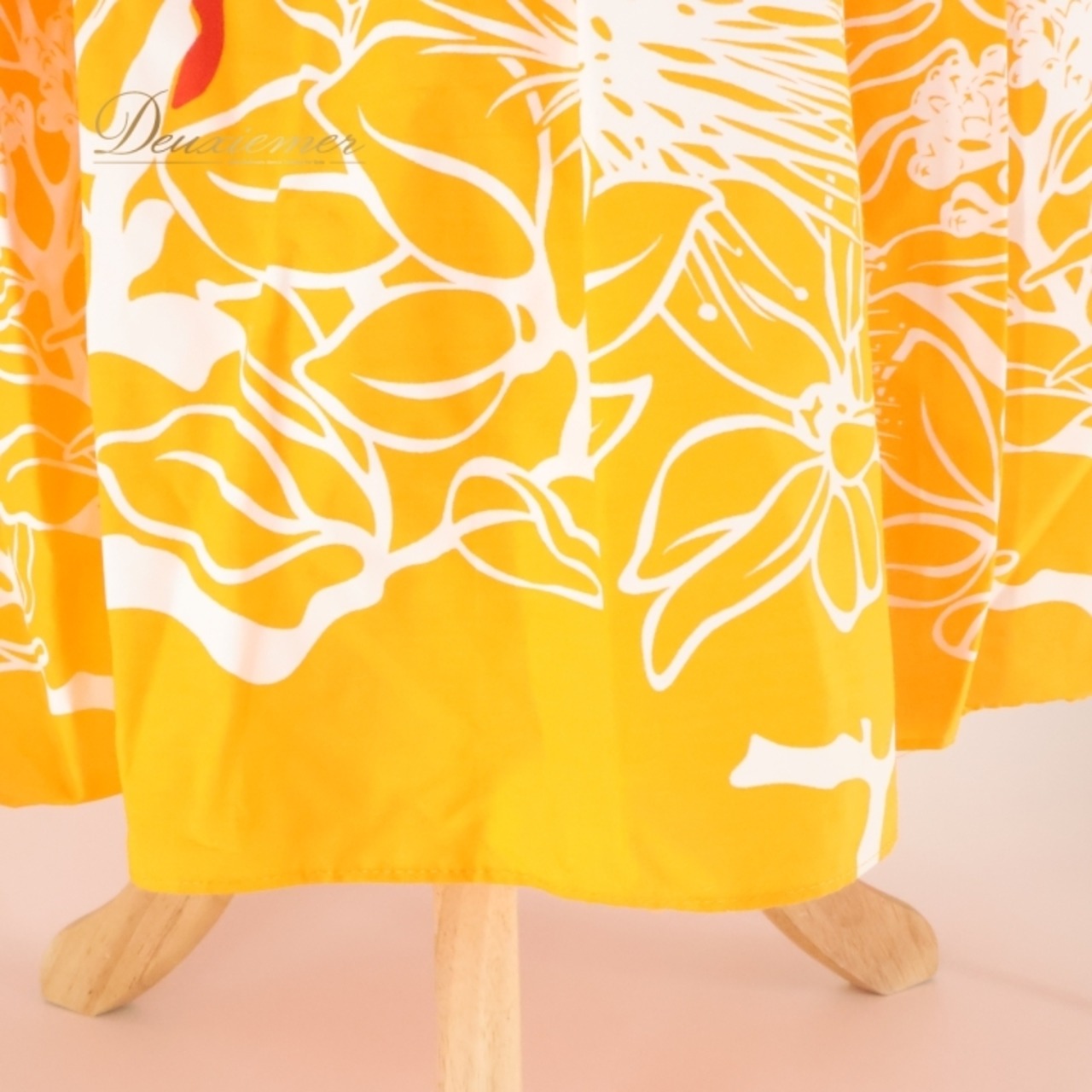 フラダンス 衣装 ワンピース ドレス メネフネプランテーション オレンジ系 MENEHUNE PLANTETION 日本製 フリル かわいい 華やか 鮮やか 明るい 橙 白 赤 ハワイアン アロハ ハワイアンプリント フラ ダンス レッスン 練習 おしゃれ