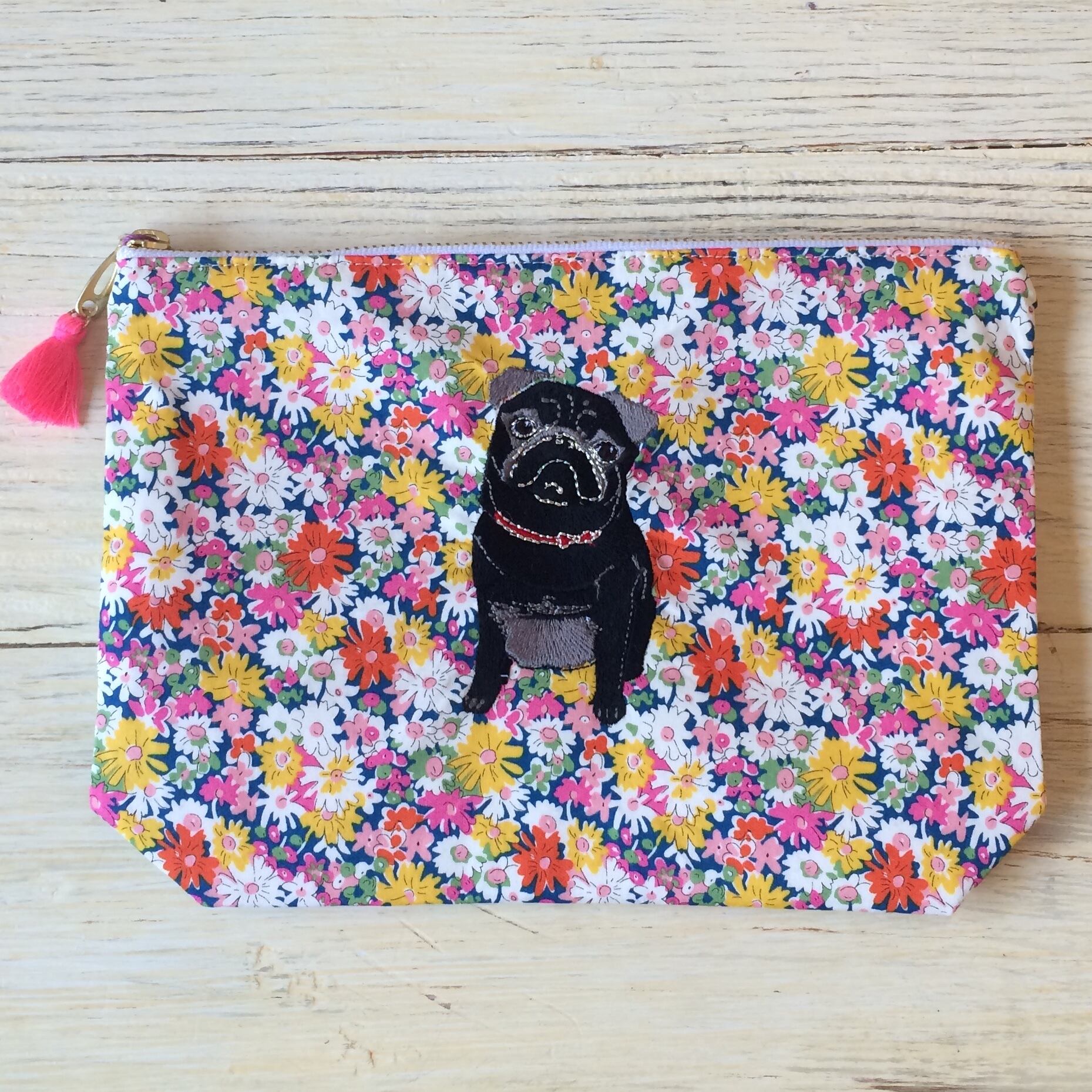 リバティ布地 パグ刺繍ポーチ ブラック | BRIO
