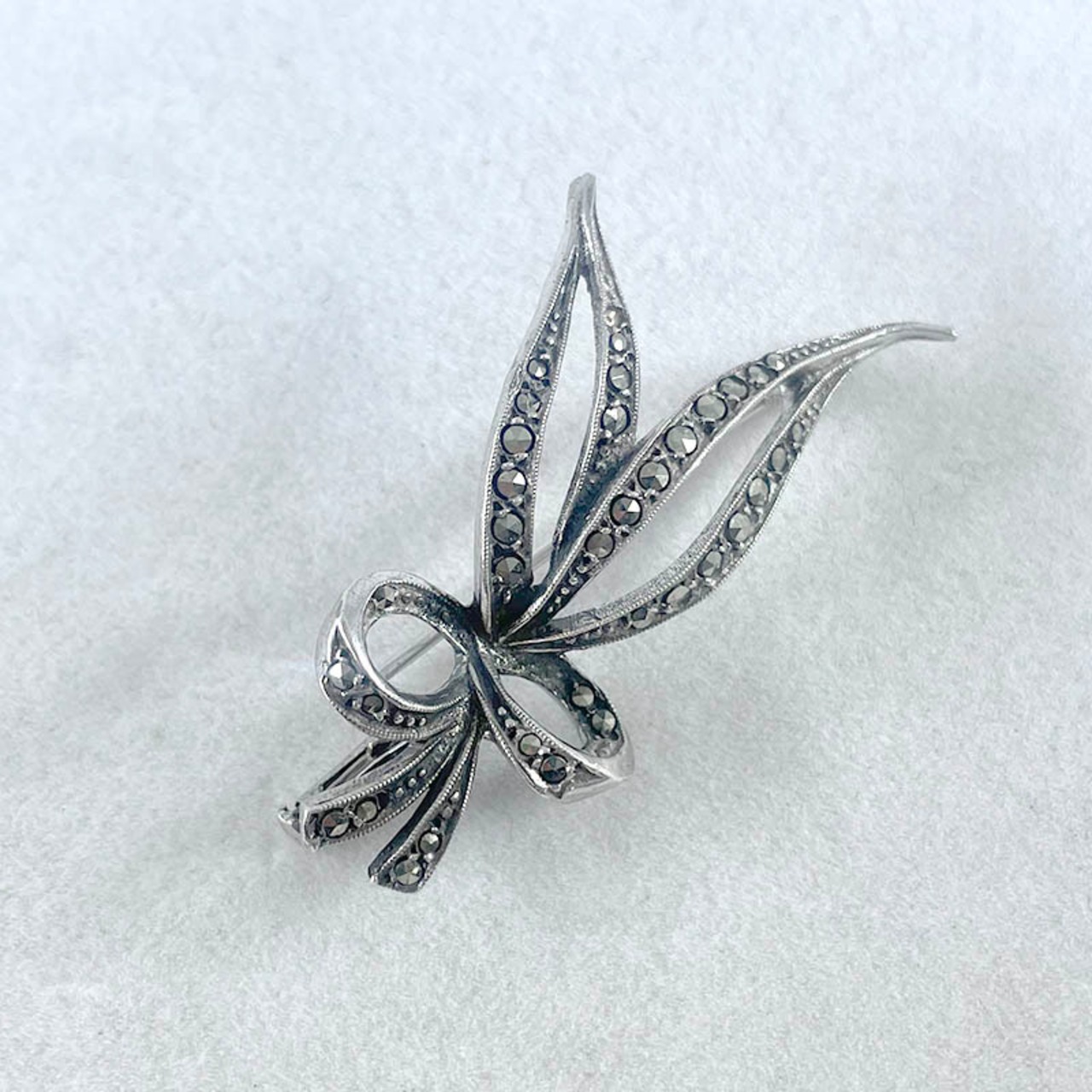 リボンブローチ　シルバーブローチ　刻印なし　マーカサイト 19acd77-3