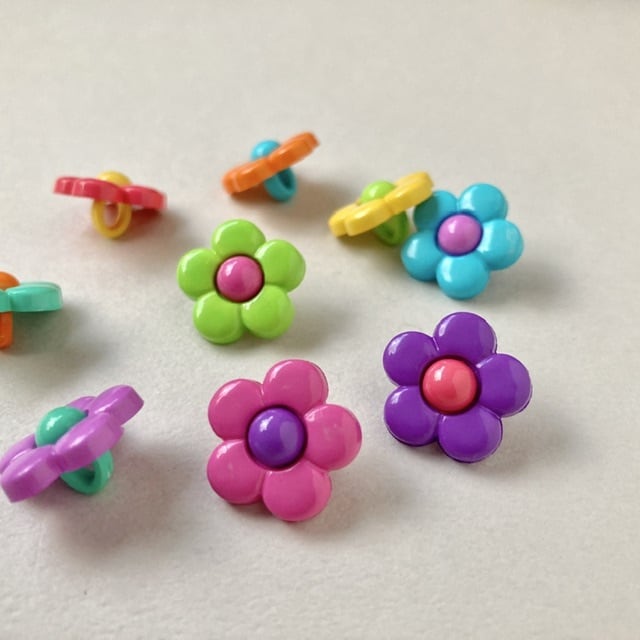 再入荷〉JJボタン カラフルフラワーボタンパックS 15mm（9p） | Dua