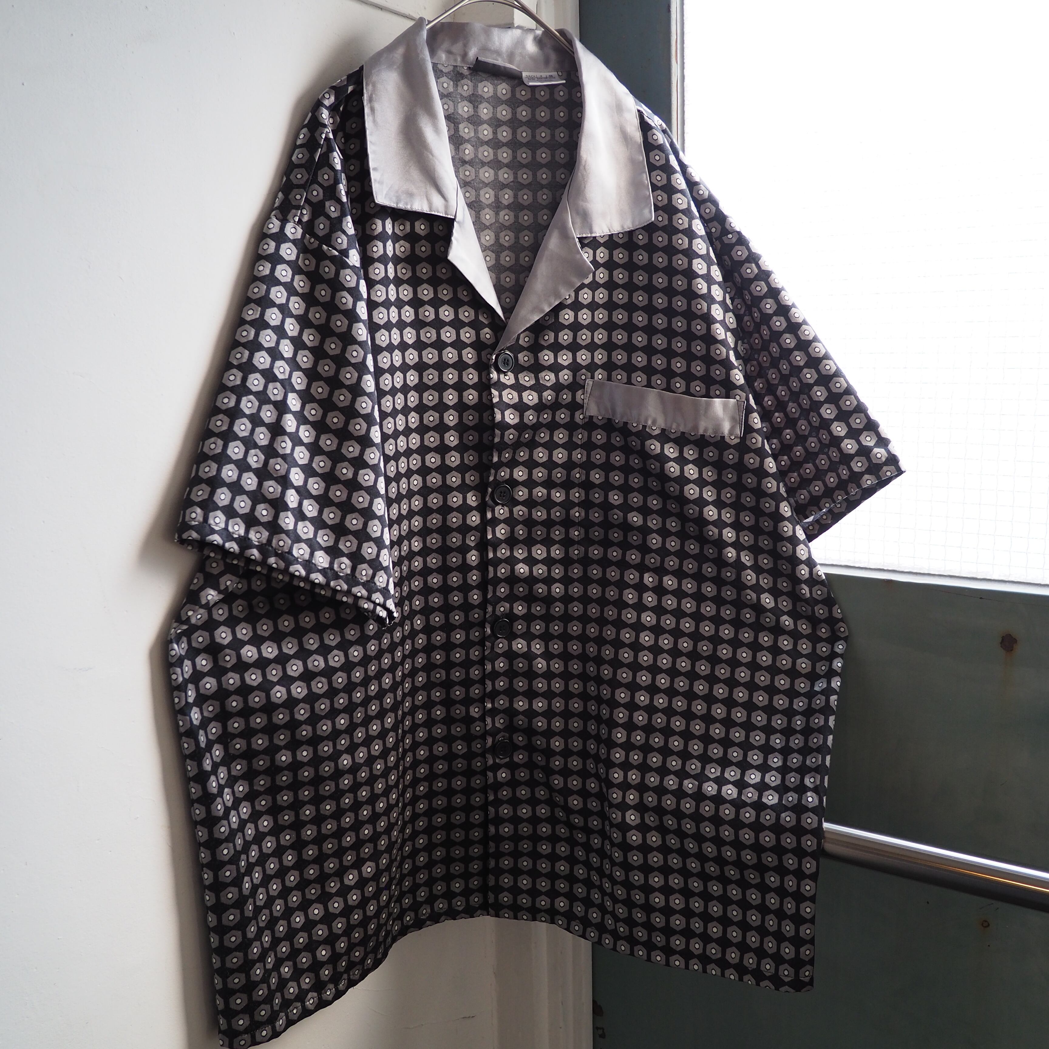 ” 超光沢 ” Geometric Dot pattern Design Drape loose Box silhouette shirt
