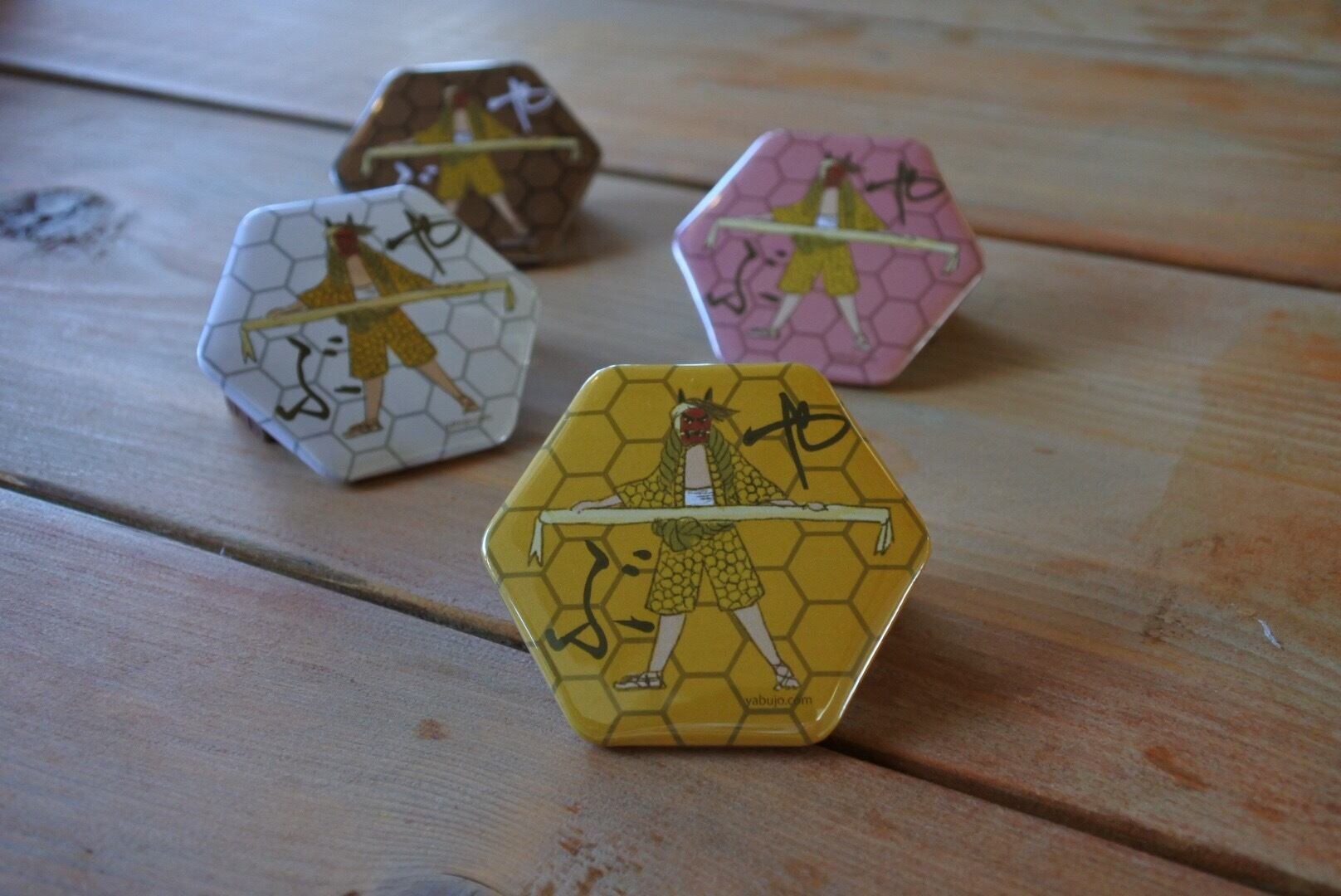 ヤブ亀甲型缶バッジ（ヤブ全身イラスト）