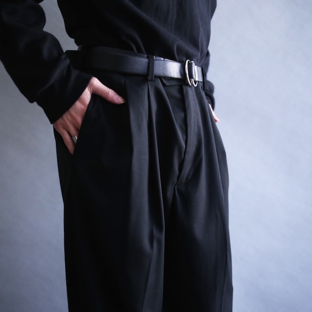 2-tuck tapered silhouette black wide slacks