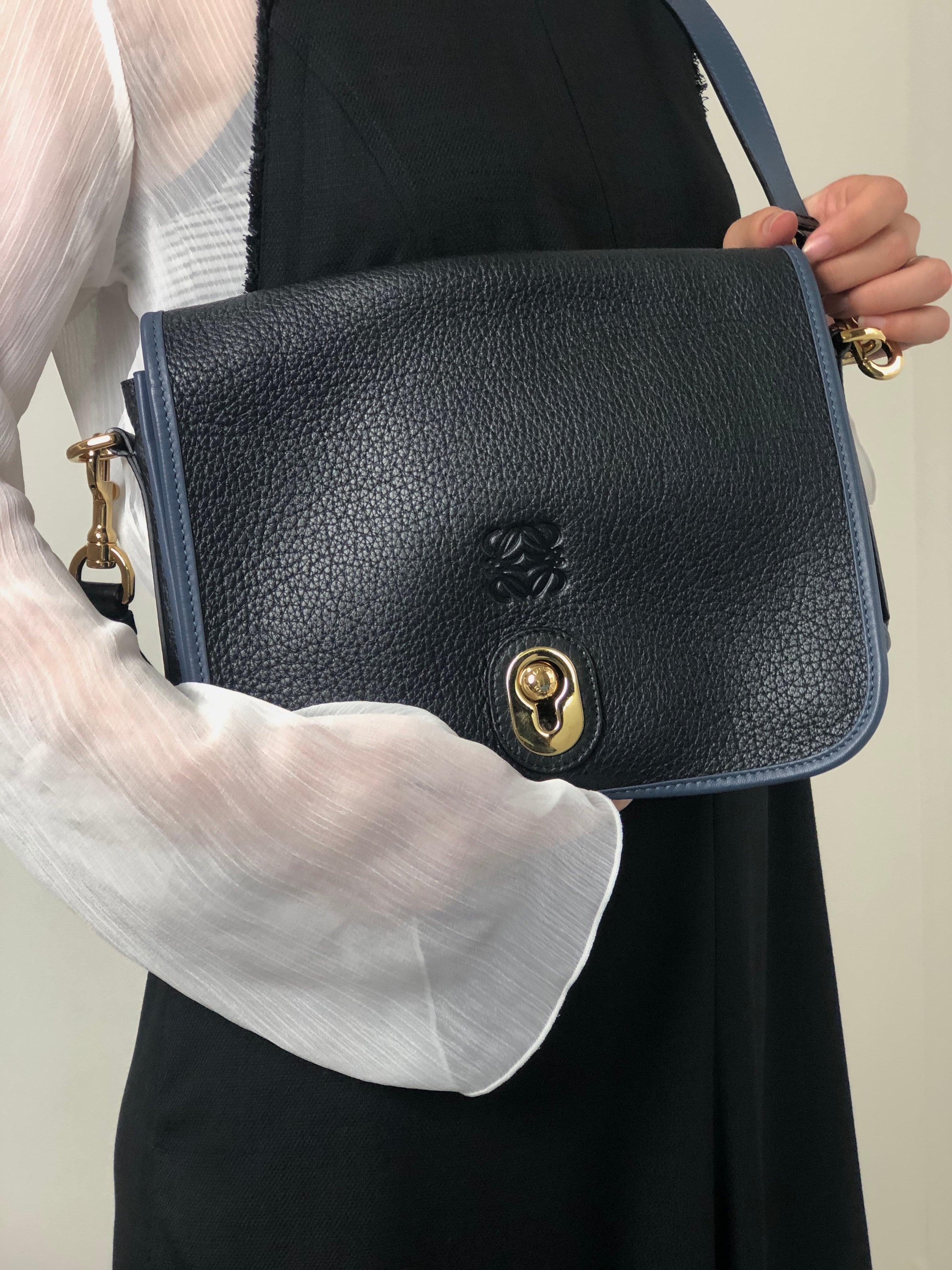 LOEWE ロエベ ショルダーバッグ ネイビー×ブラック アナグラム レザー