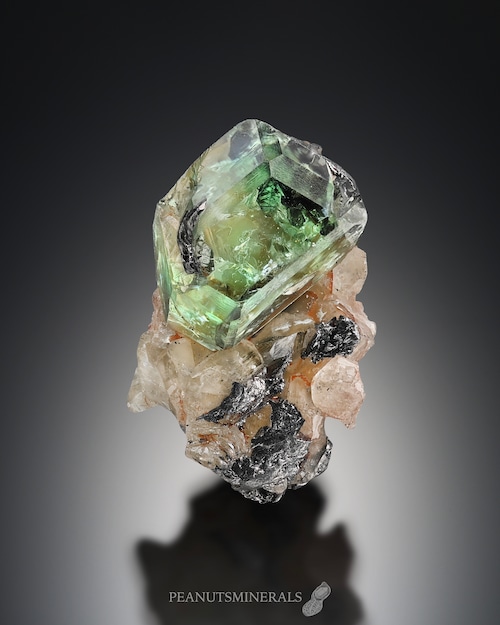 ツァボライト / カルサイト / グラファイト【Tsavorite with Calcite & Graphite】タンザニア産