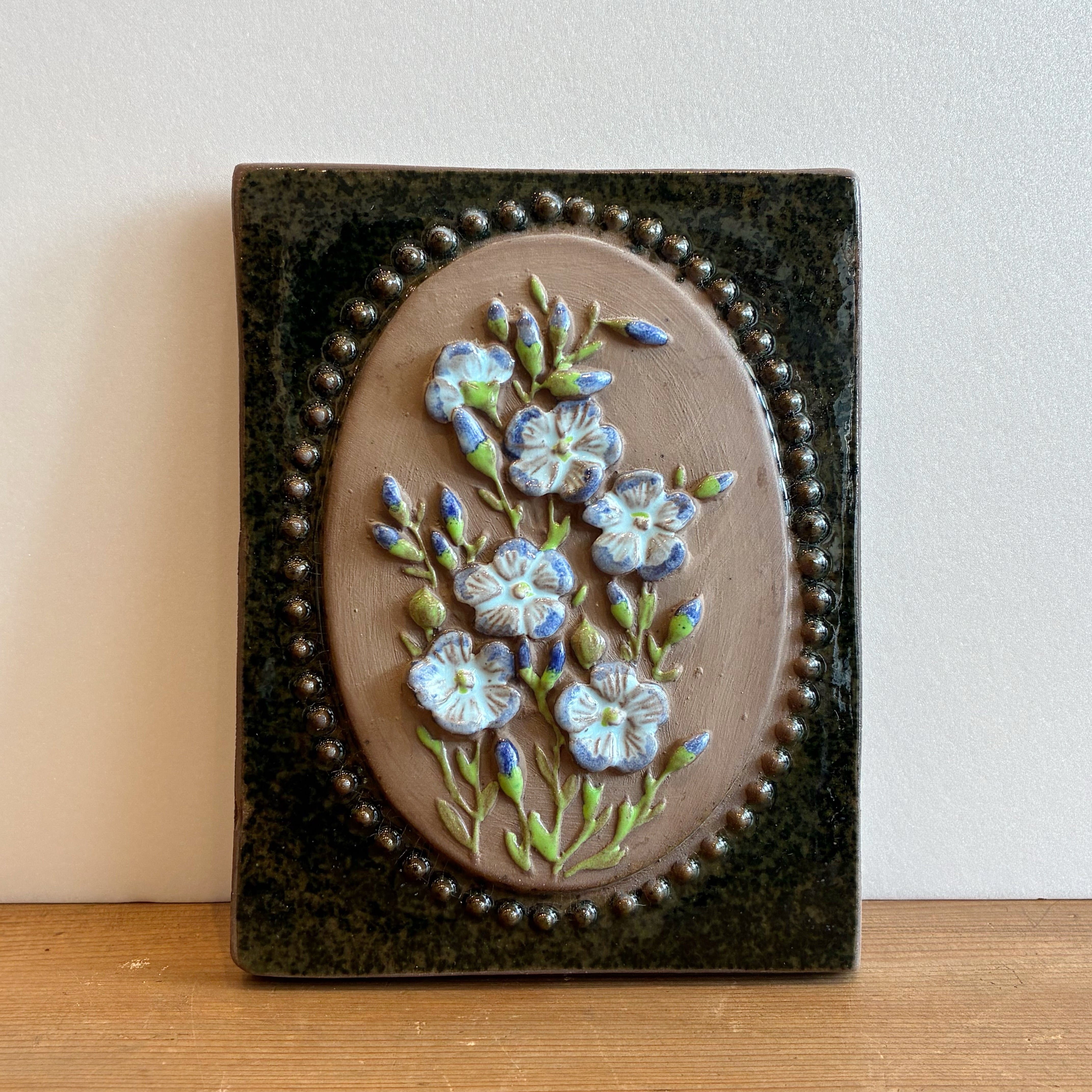 陶板 亜麻の花の陶板壁掛け【Jie Gantofta】 | POTLATCH