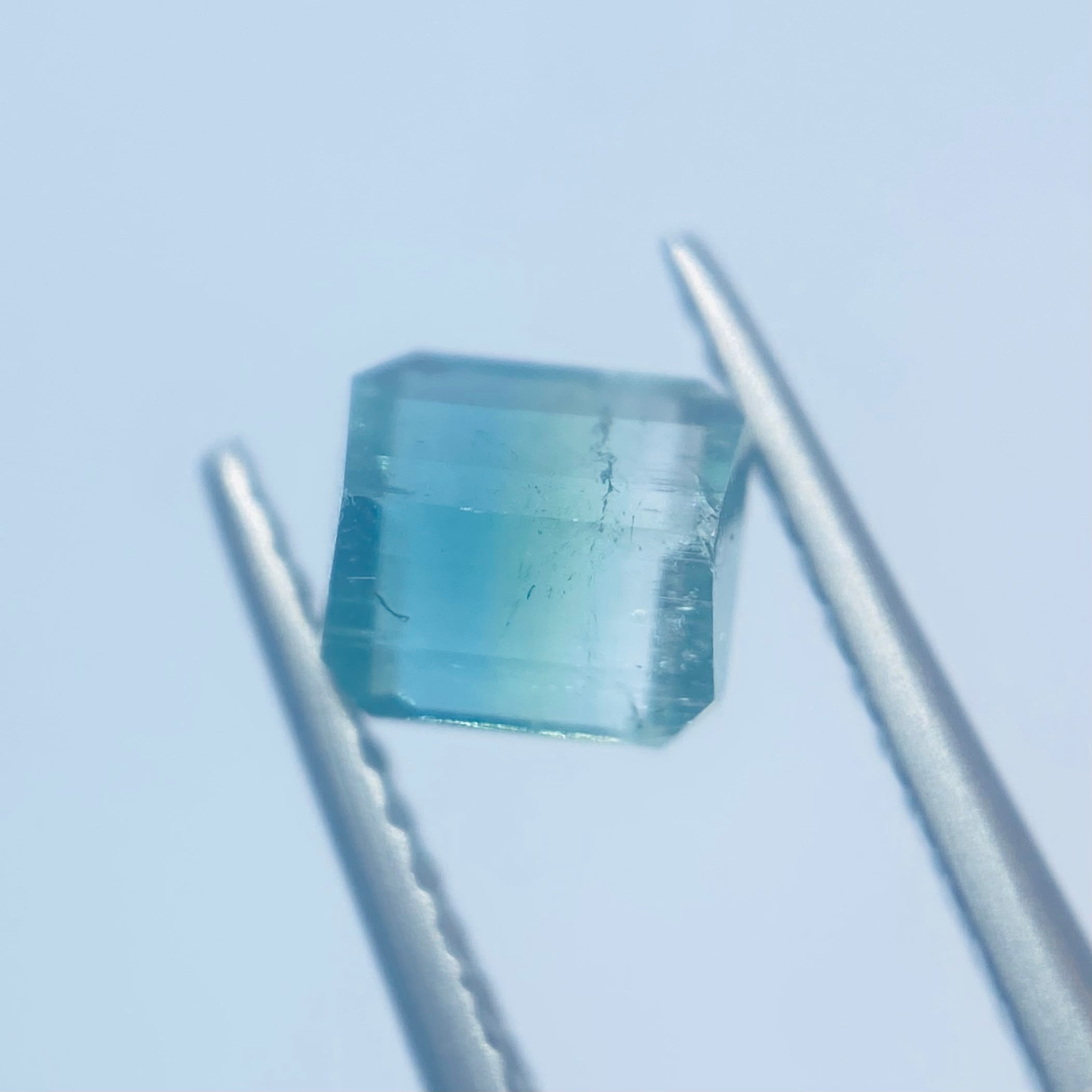 光が差した洞窟の海　パーティーカラートルマリン