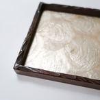 貝殻と木彫りのトレイ