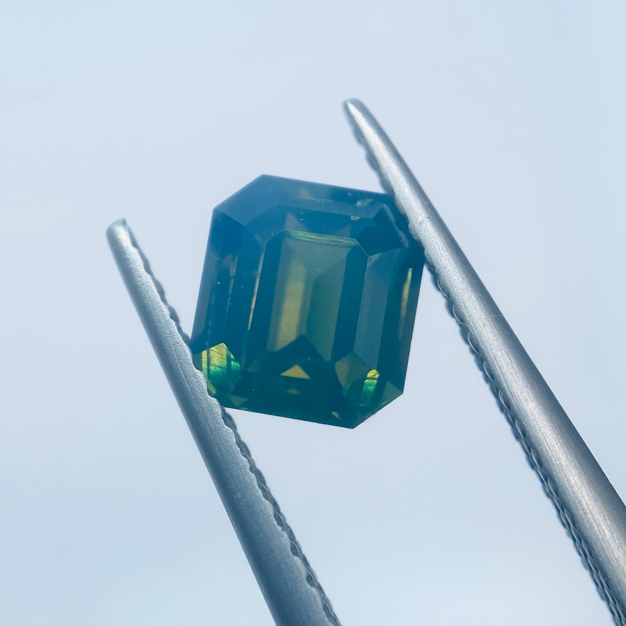 珍しいシルキーブルーグリーンのサファイア