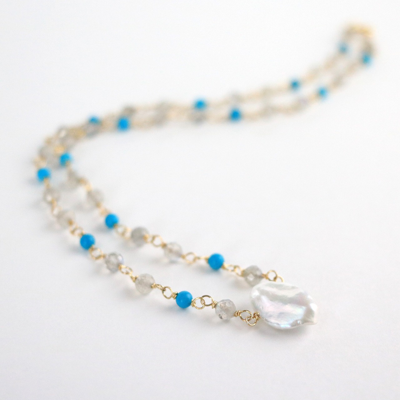 ターコイズがポイント！ パールトップ ターコイズxラブラド メガネ留め ネックレス ne1012