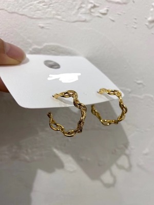 ねじりフープピアス