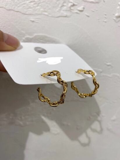 ねじりフープピアス