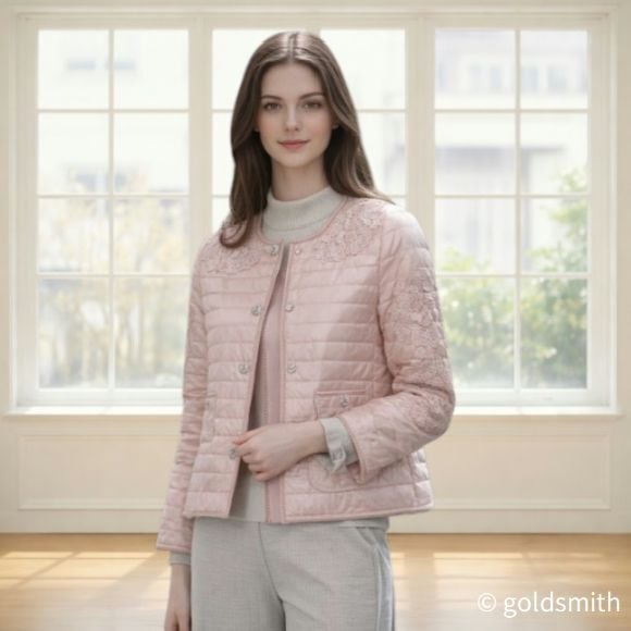 スーパービューティー ライトダウン ジャケット レースデザイン ショート丈 2527015 ピンク 2025年秋冬 オーラボー Super Beauty 大人かわいい服 軽量 羽織り ジップアップ フリル裾 キレイメ レディース