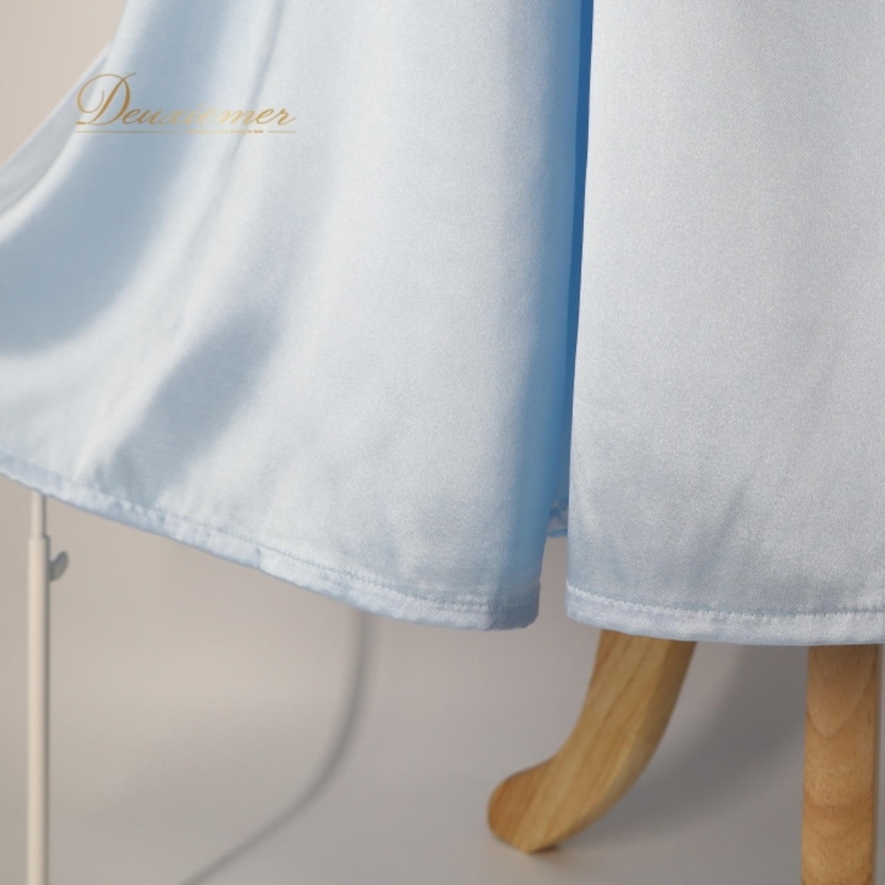 フラダンス 衣装 ワンピース ドレス ブルー系 花柄 サテン レース ハワイアン アロハ フラ ダンス レッスン 練習 光沢 高級感 華やか さわやか 上品 かわいい おしゃれ 大人っぽい 水色 白 黒 フレア パフスリーブ ブラック系 ホワイト系 エレガント スカート 美しい