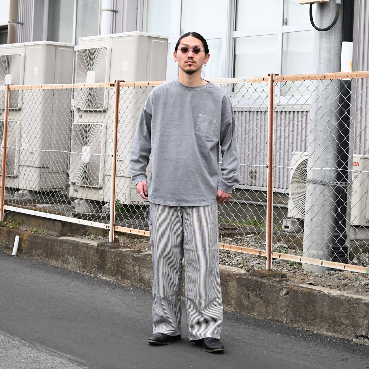 INTERIM(インテリム)襟レザーカバーオール、AUBERGE(オーベルジュ)ヒッコリーストライプパンツコーディネート