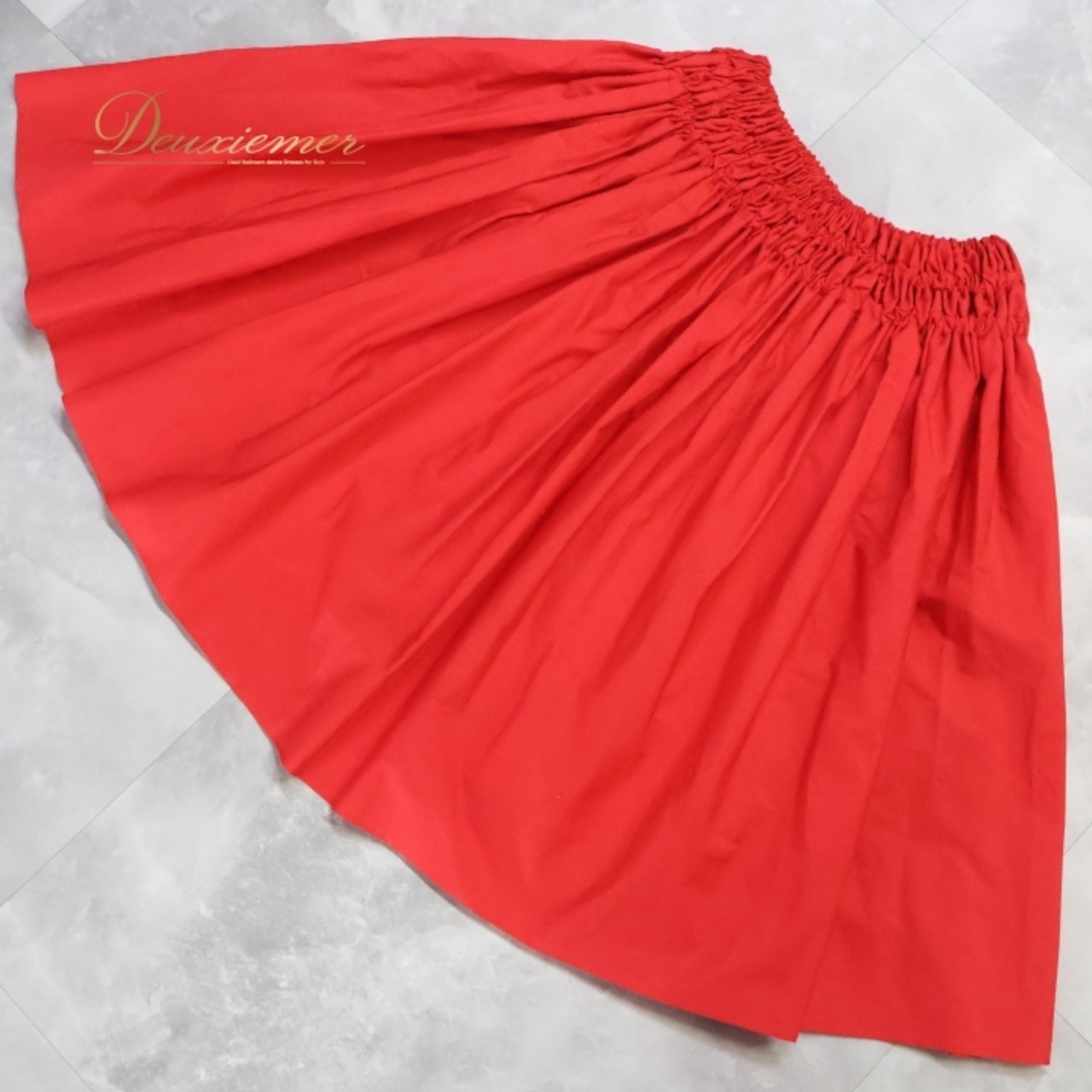 フラダンス 衣装 パウスカート レッド系 ワンカラー 無地 シングル シンプル 華やか 鮮やか 明るい 情熱的 目を引く かわいい 赤 真っ赤 ハワイアン アロハ フラ ダンス レッスン 練習 可愛い おしゃれ フェスティバル エレガント 発表会