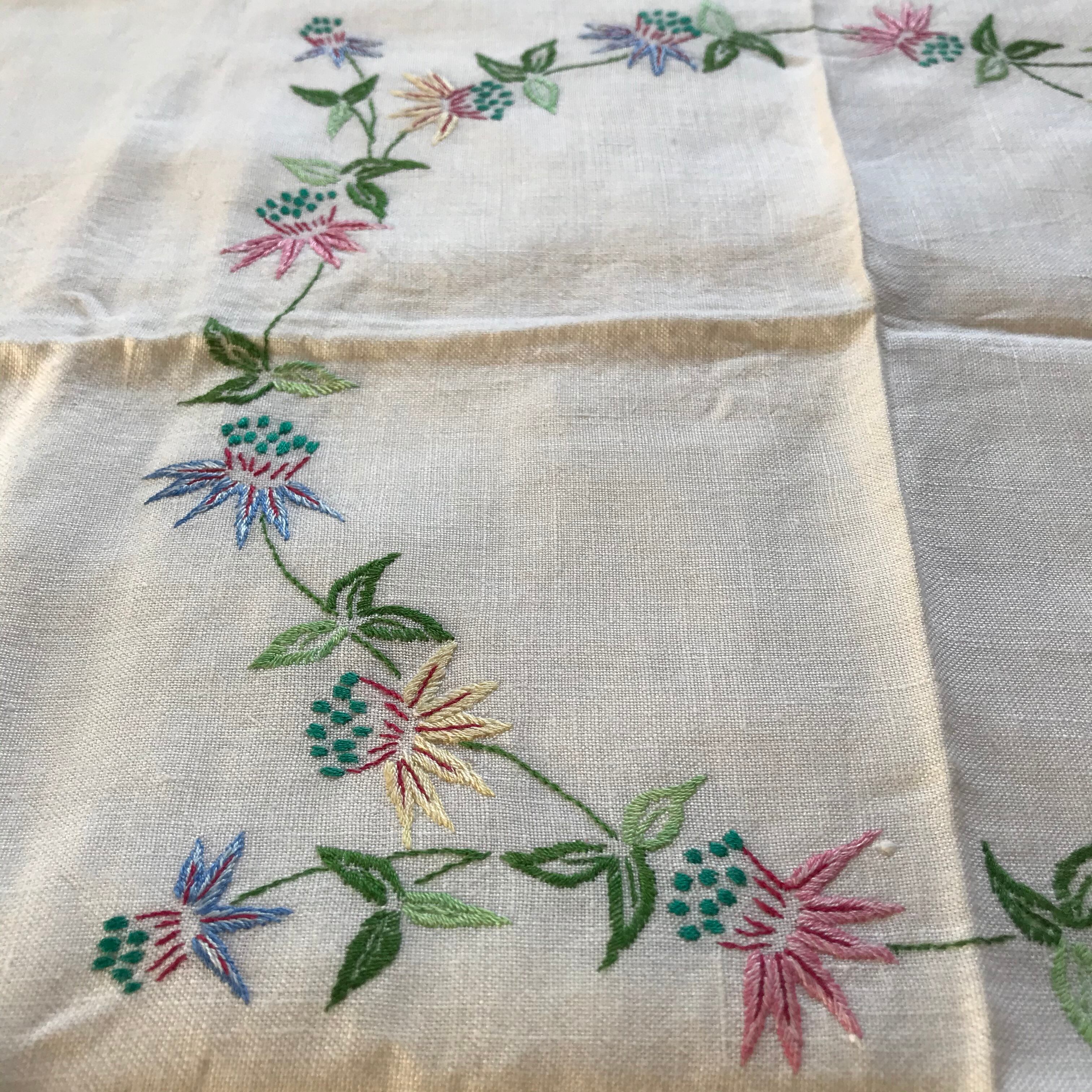 花模様の刺繍の布