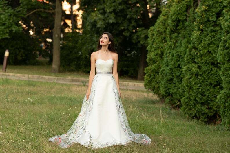 美品！ オーバードレス/スカートのみ エレガント 花柄のモチーフ刺繍が  