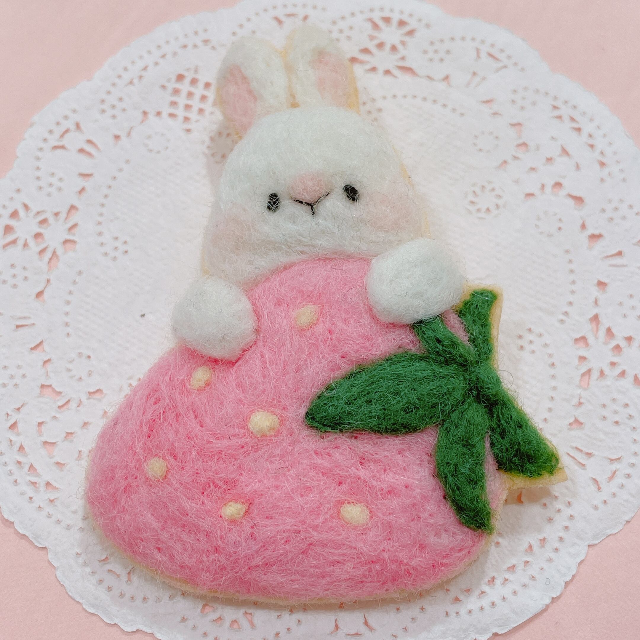 Yumiyan いちごお抱えうさぎさんブローチ 新宿店 ラビットデパートメント Rabbit Department うさぎ雑貨