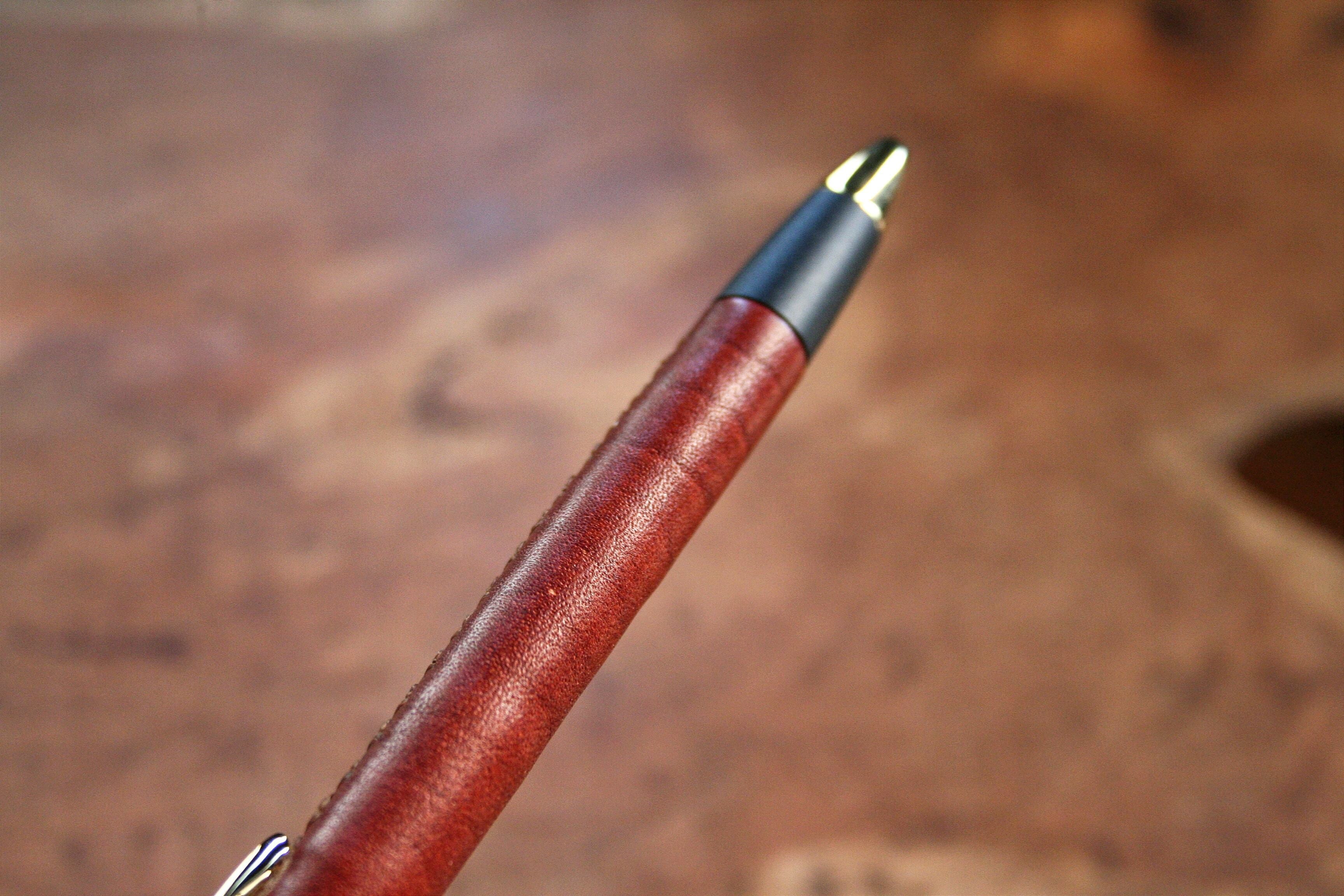 ☆不定期販売☆ 革軸ペン 【特上ヌメ革節目模様 ブラウン】 | Schicksal