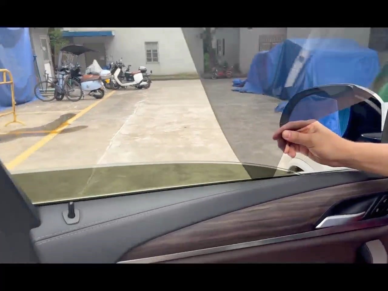 デリカ D5 CV5W CV4W スモークフィルム風 取り外し出来るサンシェード