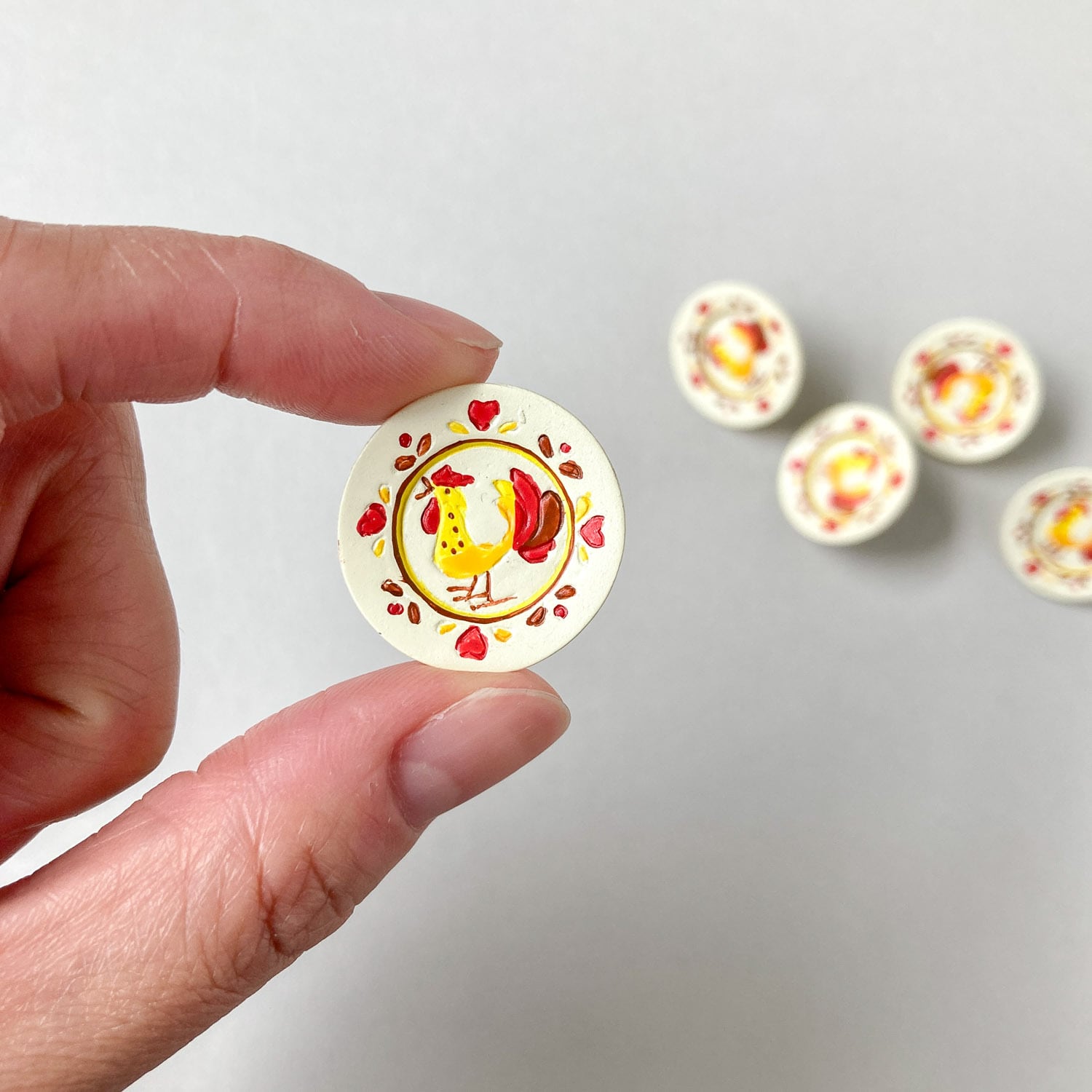 ニワトリ模様のお皿モチーフ UKボタン（24mm） | Dua-アクセサリー
