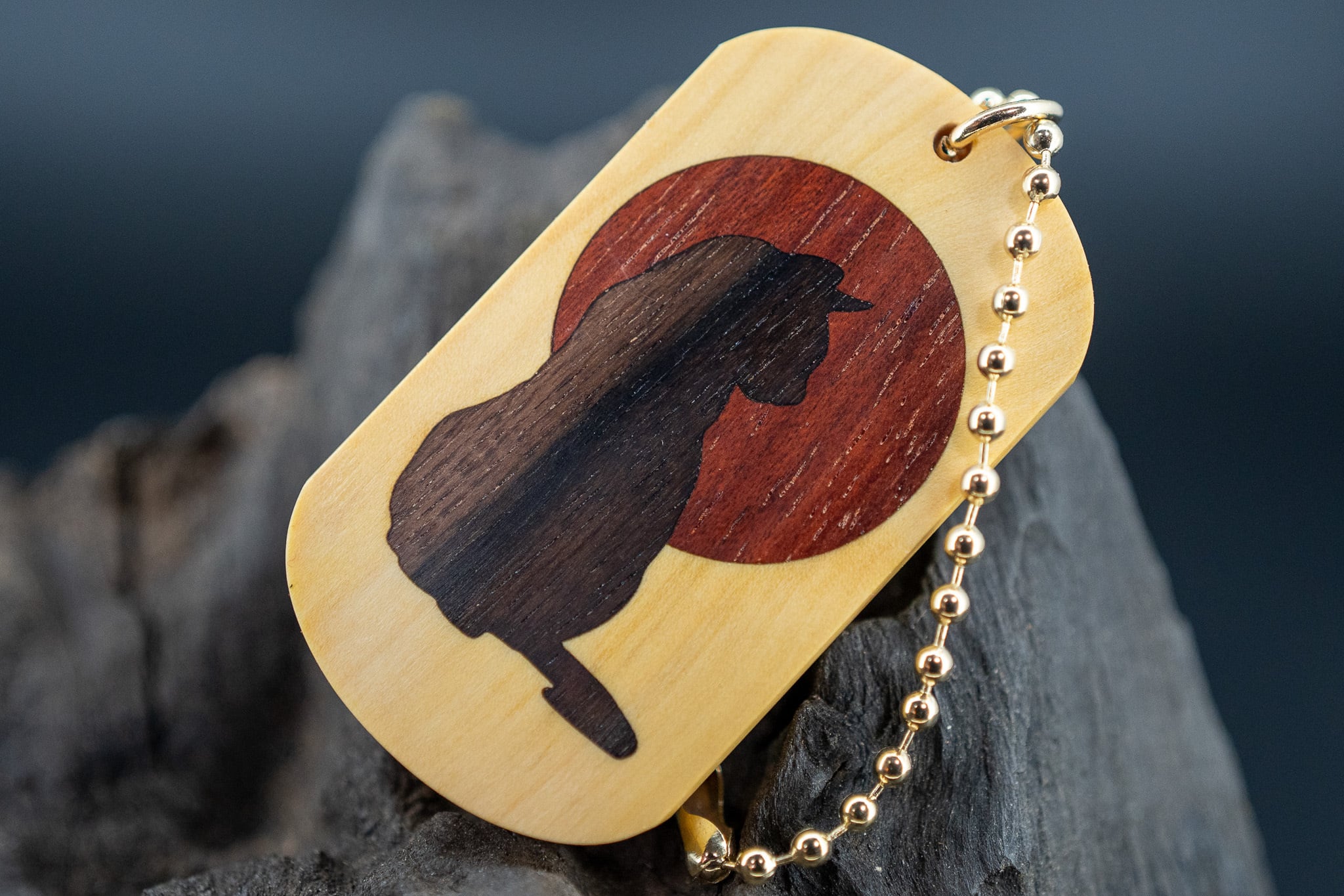 【日本工芸文化の代表格】御蔵島柘植 ドッグタグ 象嵌 横を向く上品な猫