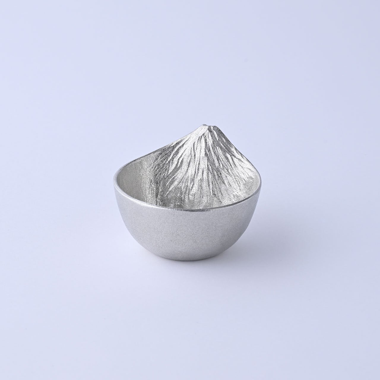 富士山をモチーフにした錫の酒器》さかさ富士（ぐい吞み）｜銀雅堂