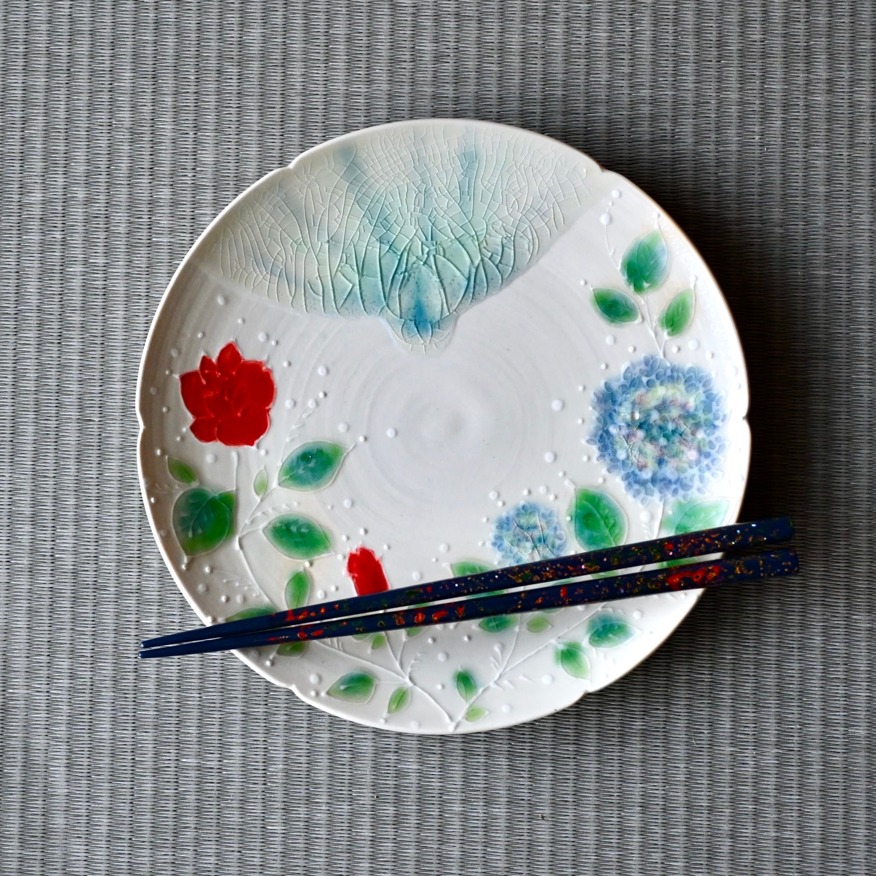 15.水辺のバラと紫陽花丸ヒラ皿B | 陶工房 みかガマ ＊ のぐちみか