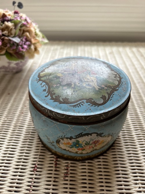 英国Vintage クラシカルなロマンス画 ラウンド型 Tin缶 小物入れ インテリア ディスプレイ