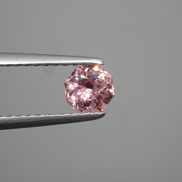 3兆円カット！？キュートなオレンジピンクのマラヤガーネット 0.393ct