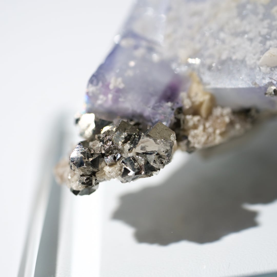 ヤオガンシャン産 フローライト 共生 / 原石 標本【A_4】 | ariife