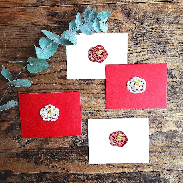 送料無料 おしゃれなポチ袋4枚セット 紅白の椿の花のお年玉袋 心づけ、お小遣いなど普段使いにも 飯田の水引使用 絹糸の美しさが際立ちます。