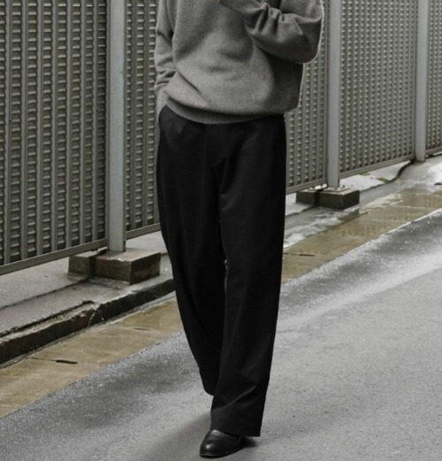 universal products. "NO TUCK CHINO TROUSERS(Black)"