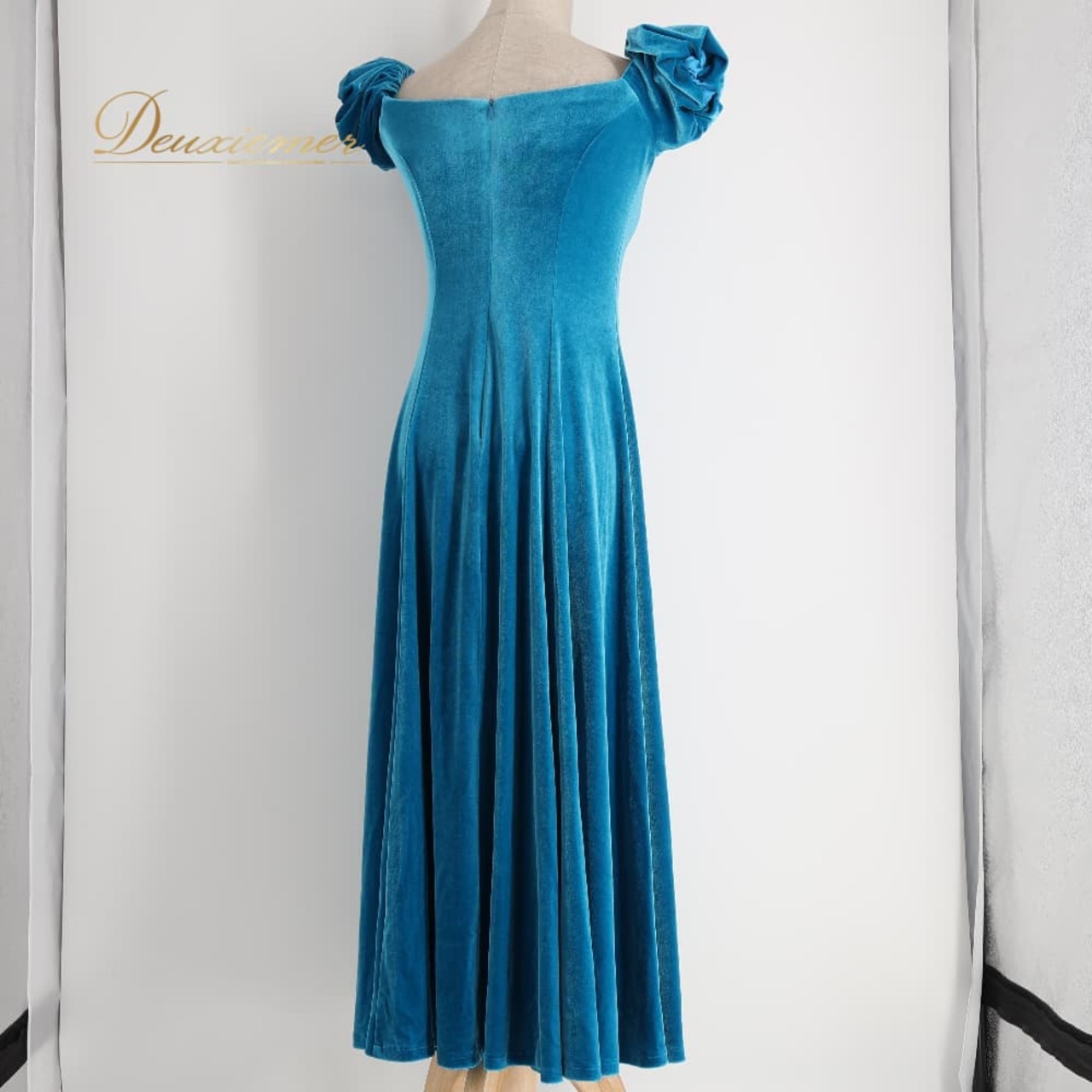 フラダンス 衣装 CC Fashions CCファッション ワンピース ドレス ブルー系 ハワイ製 ワンカラー ベロア 無地 光沢 上品 きれい 高級感 かわいい 華やか 鮮やか 明るい 爽やか 青 水色 ハワイアン アロハ フラ ダンス レッスン 練習